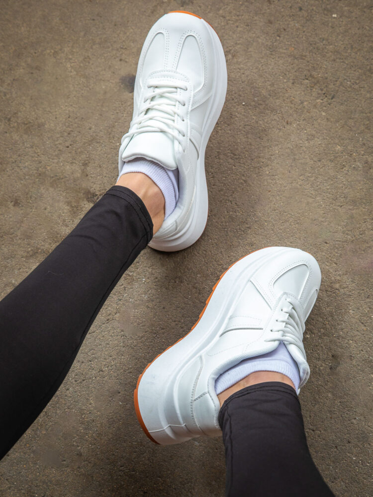 Фотосъемка обуви на модели в AF Studio