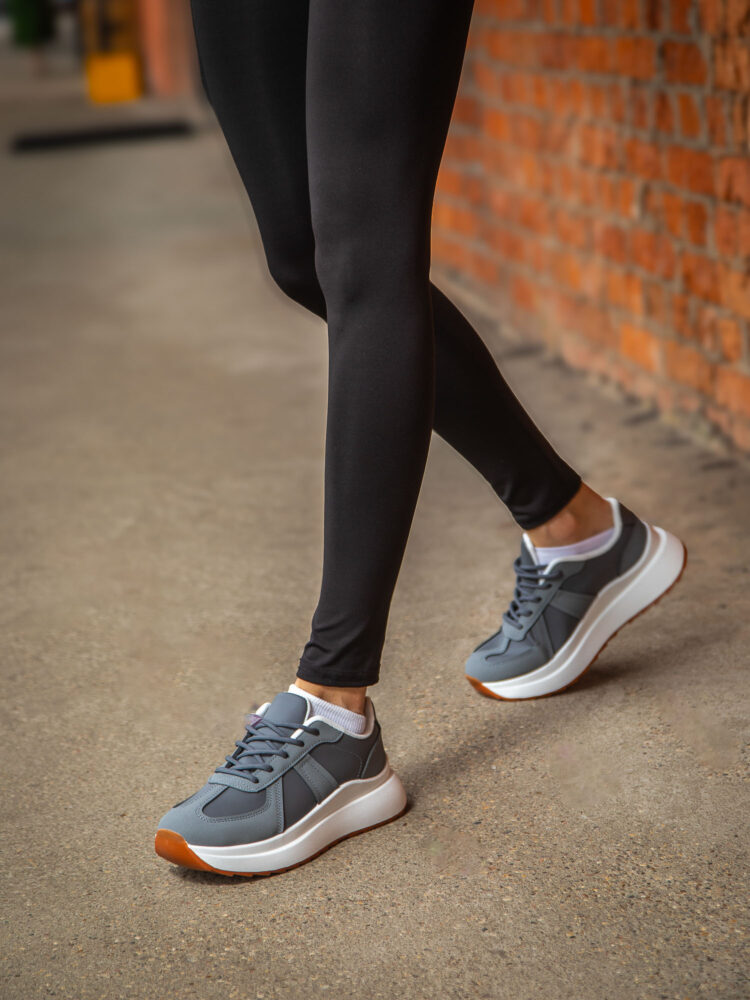 Фотосъемка обуви на модели в AF Studio