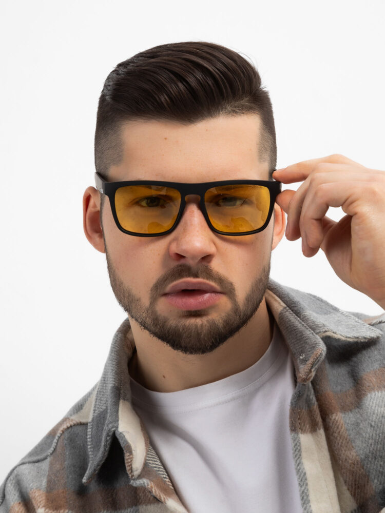 Фотосъемка очков на модели в AF Studio