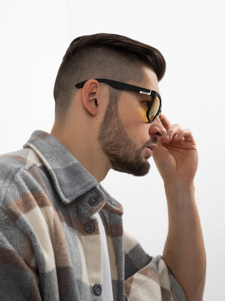 Фотосъемка очков на модели в AF Studio