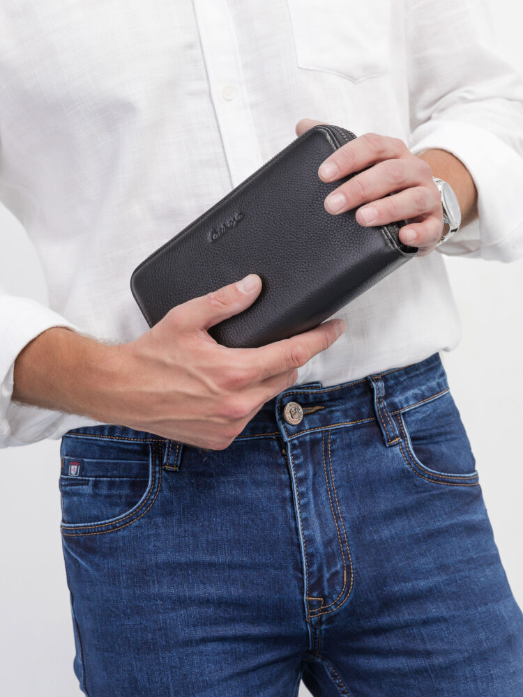 Съемка сумок и рюкзаков с моделью в AF Studio