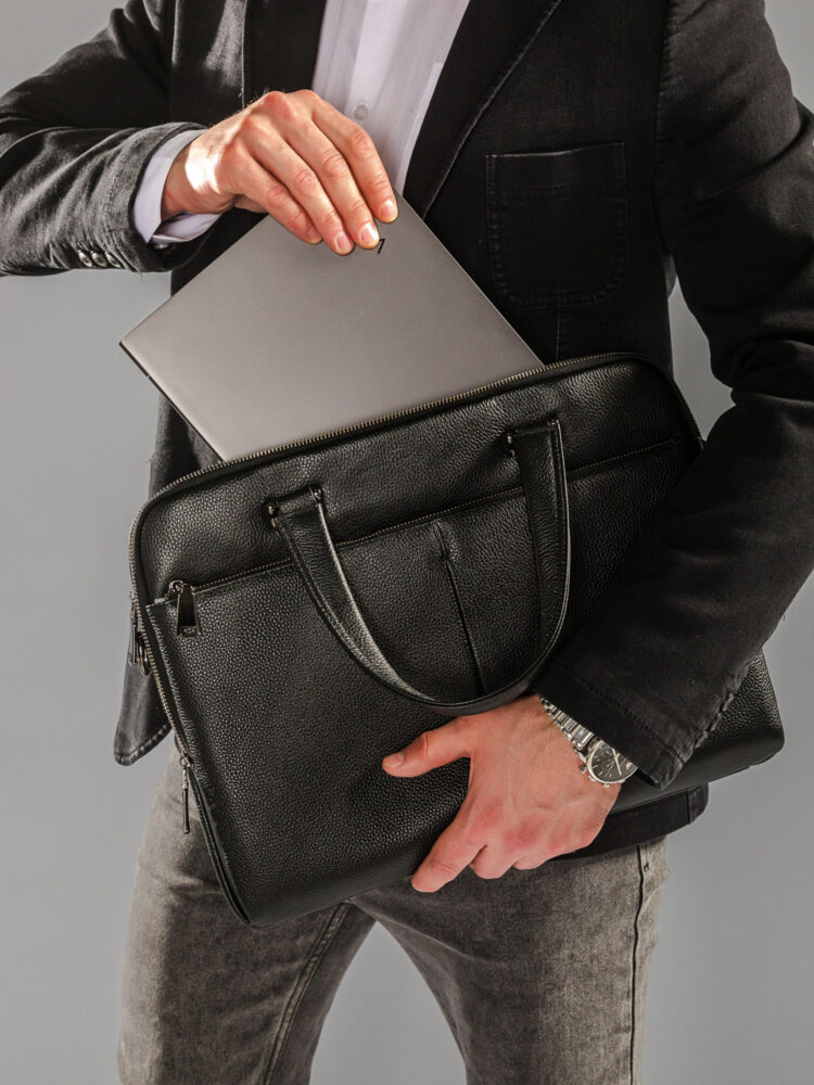 Съемка сумок и рюкзаков с моделью в AF Studio