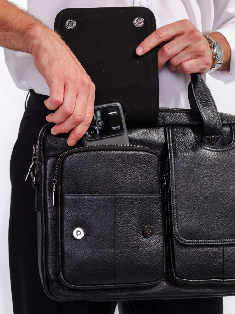 Съемка сумок и рюкзаков с моделью в AF Studio