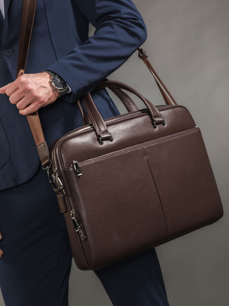 Съемка сумок и рюкзаков с моделью в AF Studio