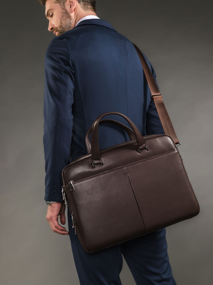 Съемка сумок и рюкзаков с моделью в AF Studio